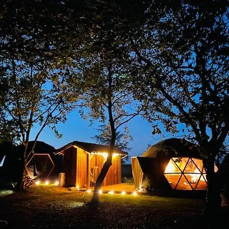 Tente de luxe Dome Insolite Lichen Jacuzzi Et Petits-dejeuners Inclus
